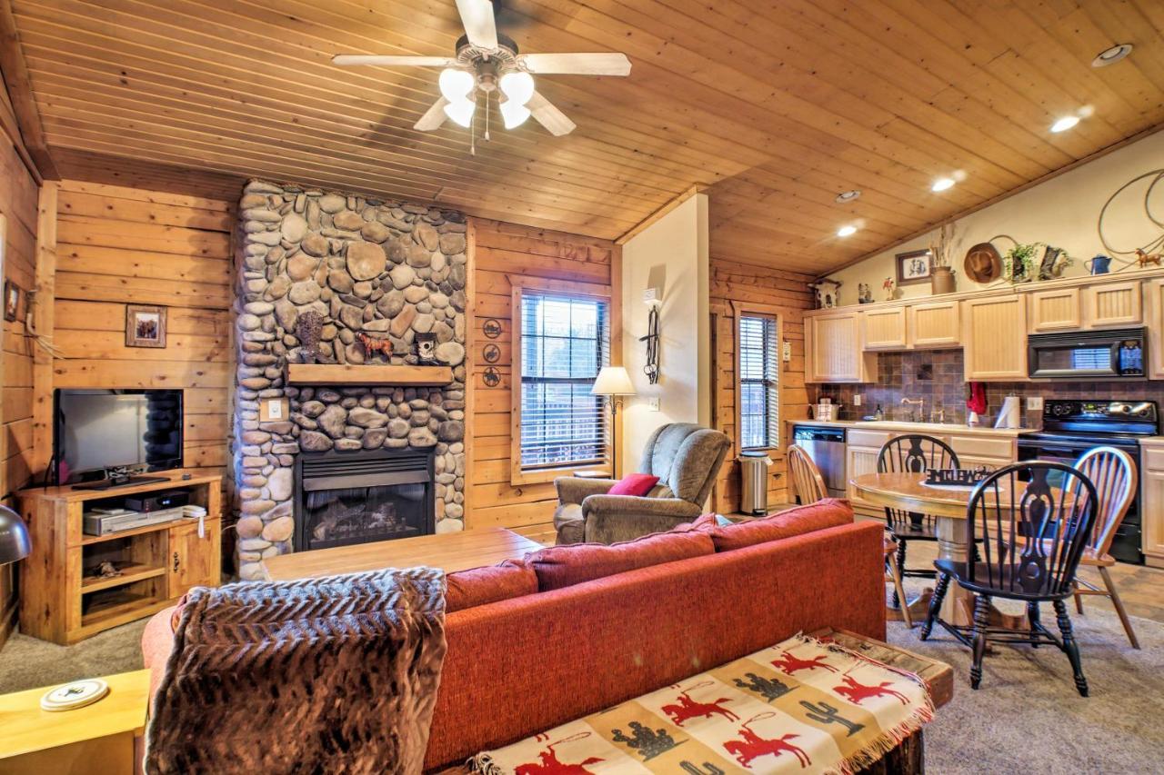 Cabin-Style Studio Right Off The Branson Strip! Apartment Luaran gambar