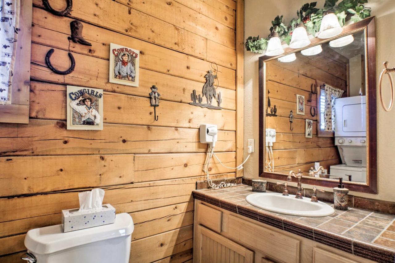 Cabin-Style Studio Right Off The Branson Strip! Apartment Luaran gambar